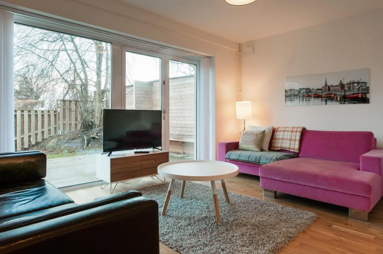 Villa Townhouse On Arlanda Stockholm Metro Line - Easy Checkin Sollentuna Esterno foto